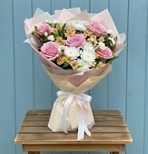 Букет цветов из:  Гвоздики, Орхидеи и Розы в Реутов