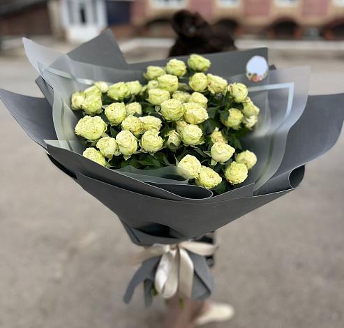 Букет Белые кустовые розы Солинеро в Реутов