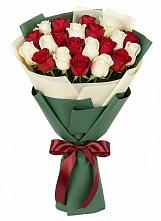 Букет Микс из красных и белых роз в Реутов
