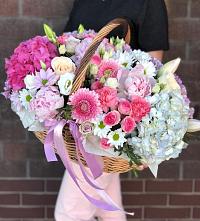 Цветочная композиция из Розы, Хризантемы, Пионы и Лизиантусы в корзине в Реутов