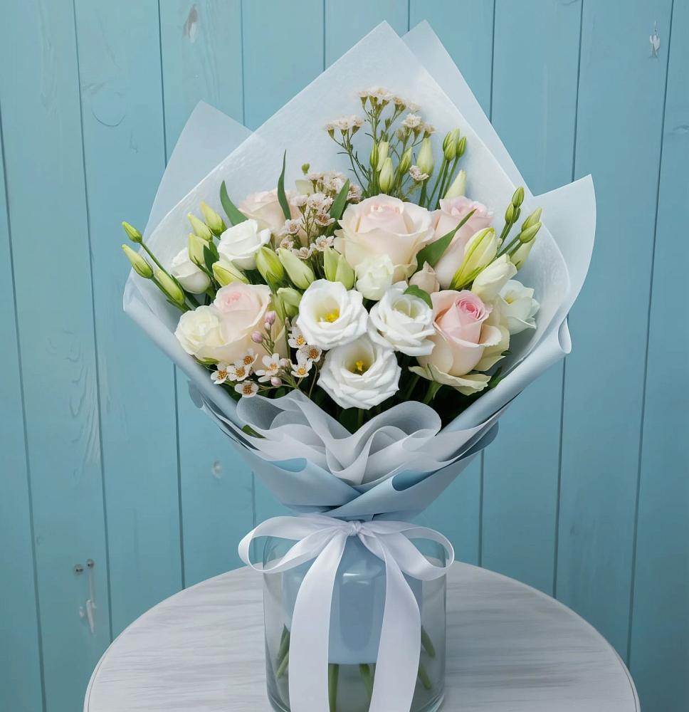 Букет цветов из: Розы и Лизиантусы в Реутов