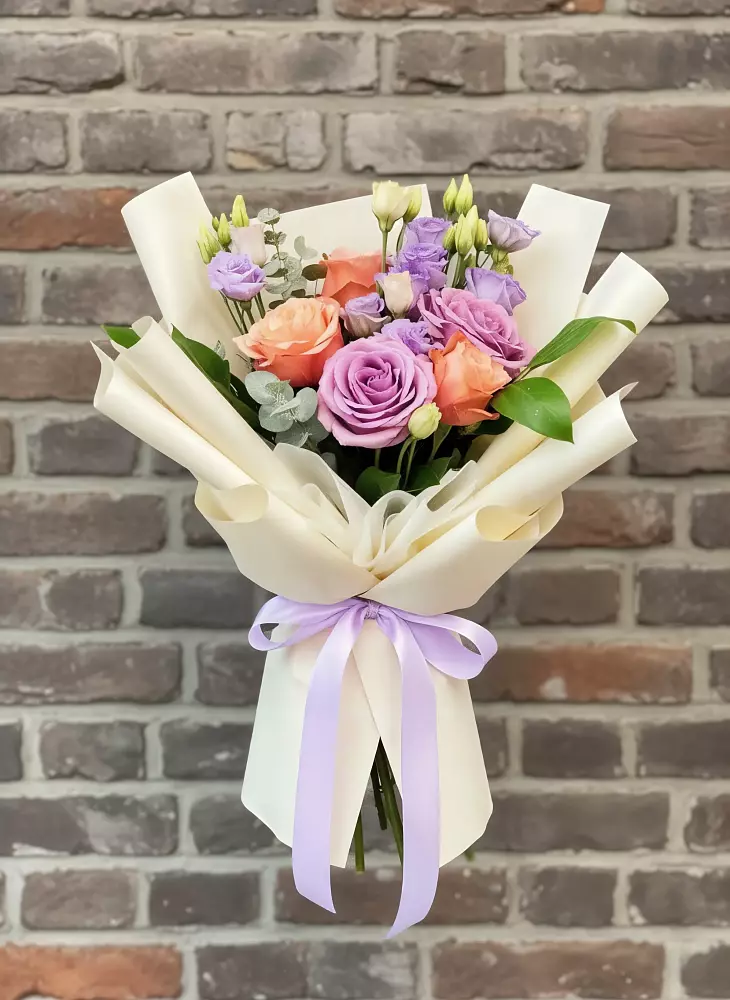 Букет цветов из: Лизиантусы и Розы в Реутов