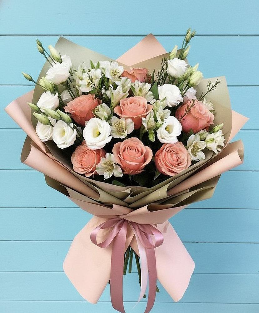 Букет цветов из: Розы, Альстромерии и Лизиантусы в Реутов