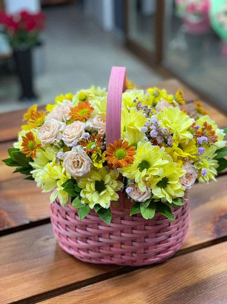 Цветочная композиция из Хризантемы и Розы в корзине в Реутов