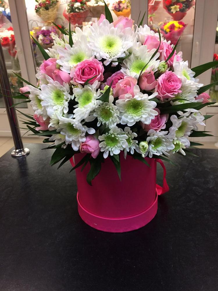 Цветочная композиция из Розы и Хризантемы в шляпной коробке в Реутов