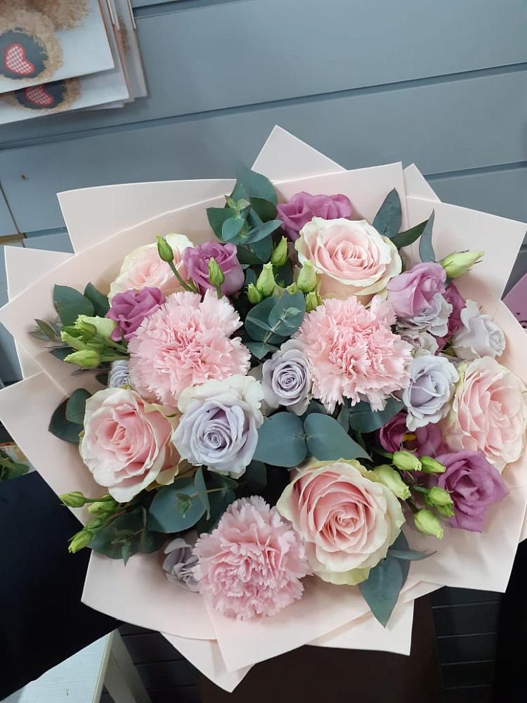 Букет цветов из: Розы, Гвоздики и Лизиантусы в Реутов