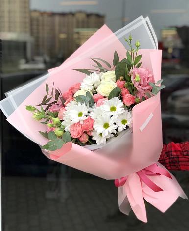 Букет цветов из: Розы, Лизиантусы и Хризантемы в Реутов